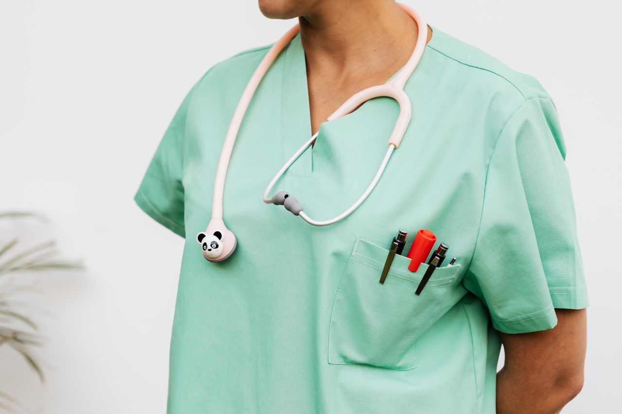 Why Do Medical Scrub Pants With Pockets Improve Daily Healthcare Performance And Comfort